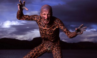 mies-tatuoitu-kokonaan-sketsi