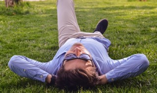 päiväunet-sketsi-oikein-miten-nukkua-nurmikko-mies