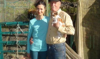 couple-built-island-to-live-sketsi-saari-asuintalo-kelluu