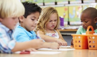 koulu-luokka-lapset-sketsi