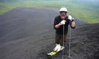 mies laskettelee tulivuorella sketsi