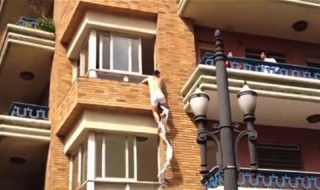 mies-pakenee-ikkunasta-sketsi-pettäminen-parisuhde