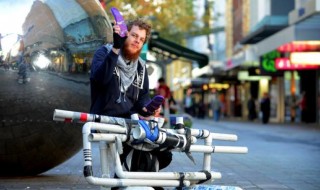 mies-soittaja-kadulla-australia-putki-sandaalit-taitava