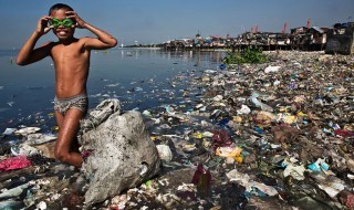 poika-muovi-köyhyys