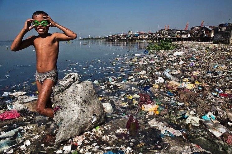 poika-muovi-köyhyys