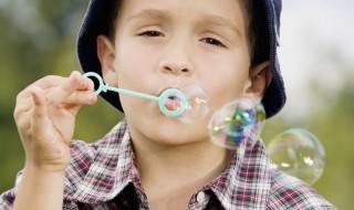 poika_saippuakuplat_sketsi