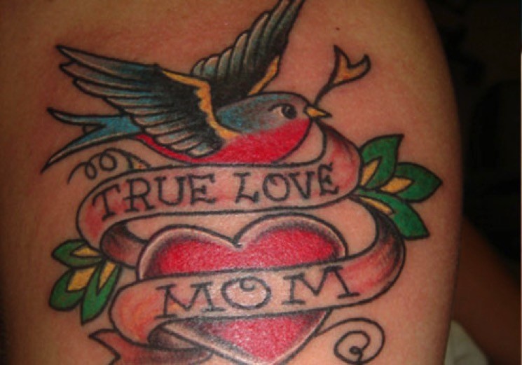 tatuointi-äitiä-sketsi-yhteinen-hetki-rakkaus-äitienpäivä