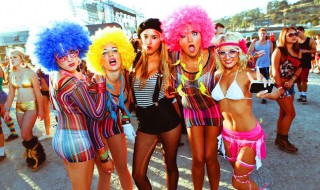 tytöt-festari-asut-sketsi-hauska-afrot-värikäs