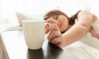 aamu-kahvi-kofeiini-väsynyt-sketsi