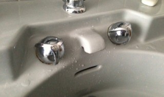 hauskat-kasvot-lavuaari-sketsi