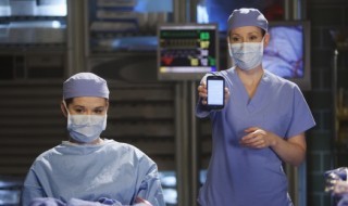 kirurgi-puhelin-sketsi