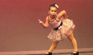 Aretha-Franklin-johanna-tanssii-sketsi