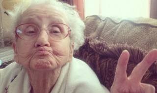 Sketsi_isovanhempien_selfie_yritykset