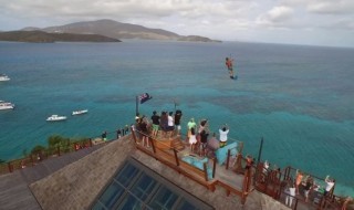 Sketsi_liitosurffaaja_surffaa_katolta