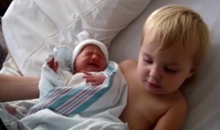 Sketsi_poika_näkee_vastasyntyneen_siskon_ensimmäistä_kertaa