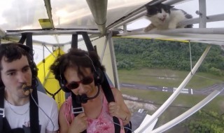 Sketsi_salamatkustaja_lennolla