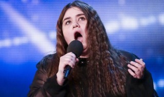 Sketsi_tämä_jännittynyt_nainen_yllättää_kaikki_lauluesityksellään