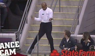 Sketsi_vartija_pitää_tanssiesityksen_urheilutapahtumassa