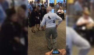 Sketsi_veteraani_tanssiesitys_lentokentällä