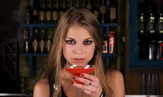 drinkki-huumaus-baari-video-sketsi