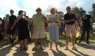 vanhukset-festareilla-sketsi-video