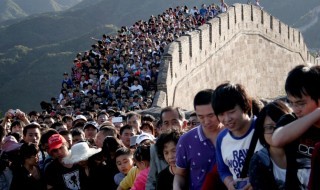Turistit kerääntyneenä Kiinan muurille
