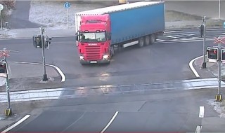 Juna törmä rekkaan – video