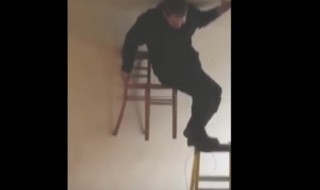 mies toilailee kotivideolla