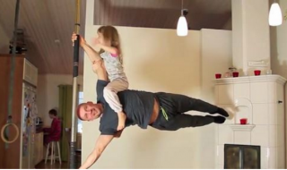 Tämän isän kotitreeni jättää sanattomaksi, katso video!