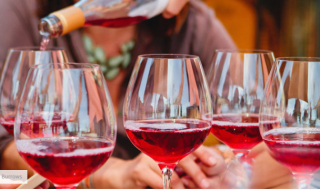 Katso 8 kekseliästä tapaa aukaista viinipullo!