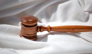 hammer-to-fall-1223606-639×424